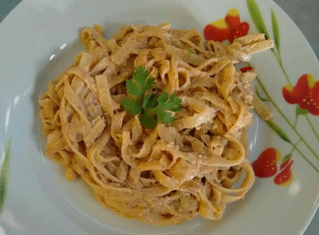 Preparado com sardinha em lata, esse macarrão é uma ótima opção para a sua refeição preguiçosa (Créditos: Áquilla Dias/TudoGostoso)
