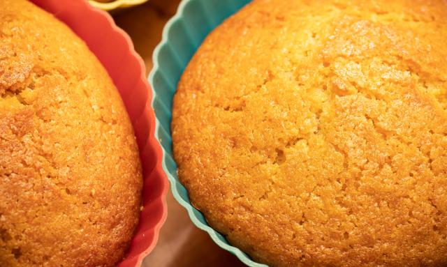 Bolo de milho na airfryer é uma delícia e fica pronto rapidinho. (Crédito: Shutterstock)