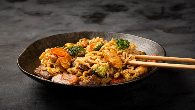 Yakisoba caseiro em 15 minutos: mais rápido e barato do que pedir no delivery