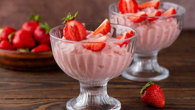 Esse mousse de morango é uma delícia! (Créditos: Shutterstock)