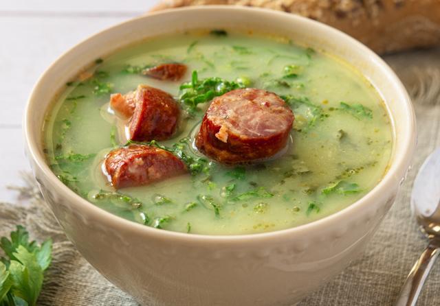 Receita de caldo verde com mandioca é perfeita para aquecer os dias frios com muito sabor!