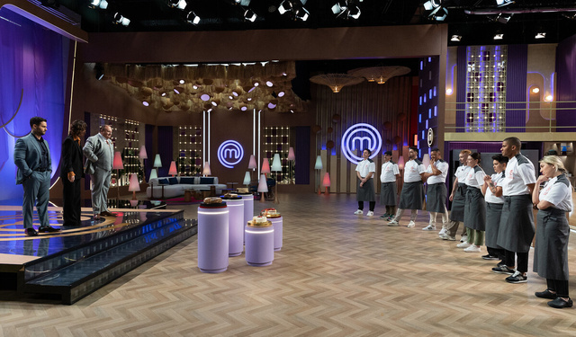 Os participantes descobrem que terão que reproduzir clássicos da confeitaria | Foto: Divulgação/Flickr/BandTV