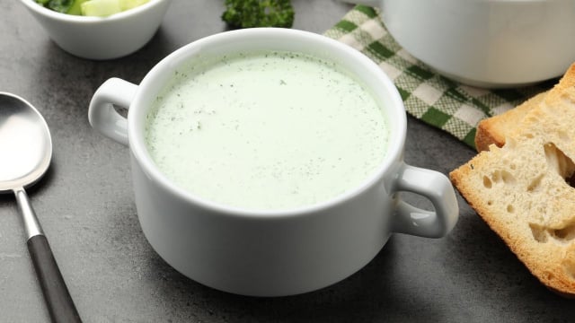 Sopa fria de pepino e iogurte bem consistente acompanhado de torradinhas (Créditos: Shutterstock)