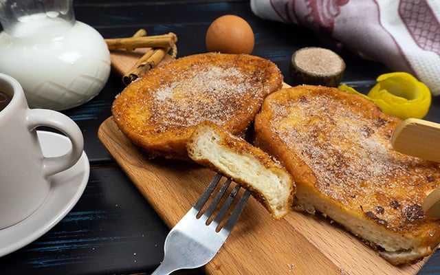 Rabanada na airfryer: o truque simples que deixa igual à da vovó, só que sem lambança no fogão