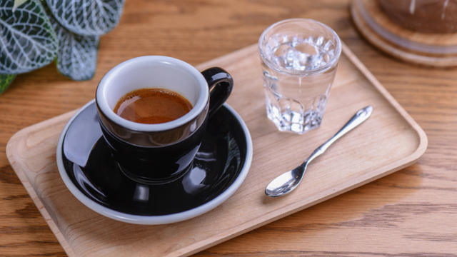 O copinho de água que servem com o café: para que serve e quando deve ser tomado?