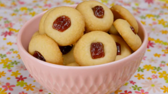 Esse biscoito amanteigado com goiabada que derrete na boca não pode faltar nas férias das: fácil de fazer e rende muito