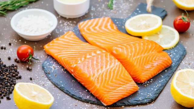 A regra 3-3-3 para cozinhar salmão suculento e saboroso em apenas alguns minutos