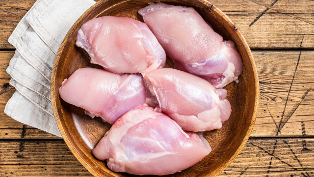 Fazer o frango assim é a melhor solução para quem não tem paciência para desossar