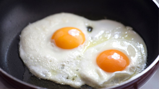 Esses são os erros que você comete que fazem com que o ovo grude na frigideira todas as vezes