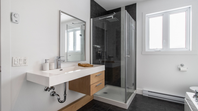 O box de canto é ideal para quem quer economizar espaço no banheiro (Créditos: Shutterstock)