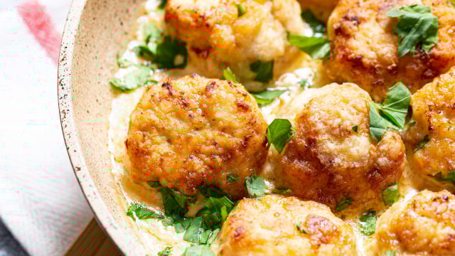 Sempre faço essa almôndega de frango suculenta quando quero variar o cardápio: receita rápida e deliciosa
