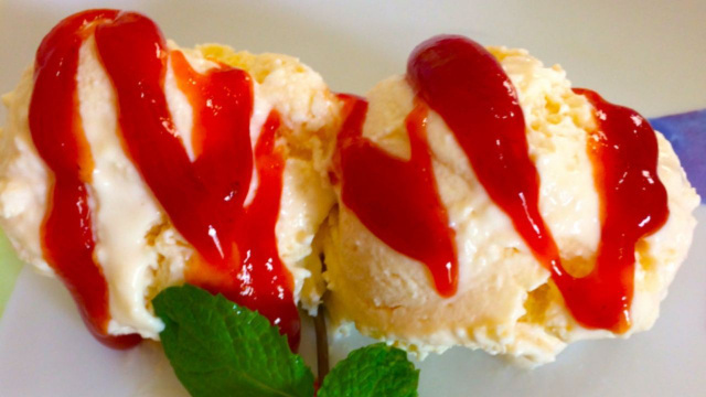 Bolas de sorvete de queijo com calda de goiabada decorado com folha de hortelã (Créditos: TudoGostoso/Georgia Luiza Neves Machado)