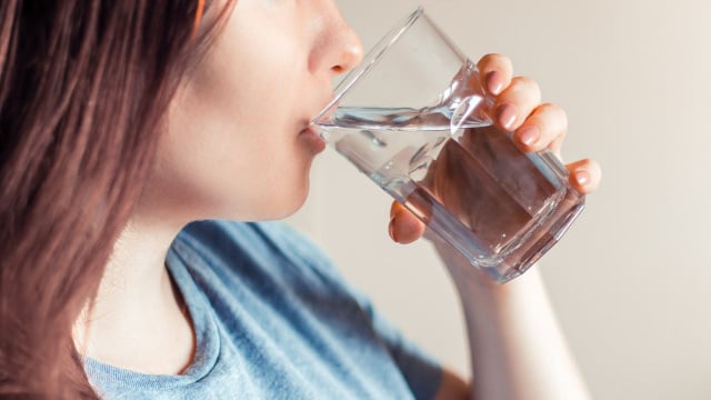 Muitas vezes, o corpo confunde fome com sede e beber um copo d'água pode acabar com a vontade de comer (Créditos: Shutterstock)