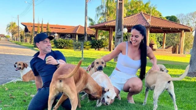 O casal faz o resgate de cachorros há muitos anos (Créditos: Reprodução / Instagram @gracielelacerdaoficial)