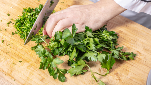 Nem congelar, nem desidratar: guardando a salsinha desse jeito, ela fica fresca por até um ano