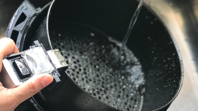 Engenheiro químico revela: “Bicarbonato de sódio e água quente, a chave para limpar a airfryer”