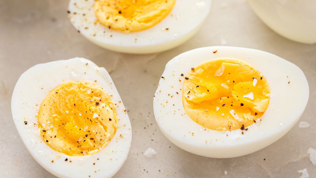 A gema de ovo perfeita não é feita na panela, mas usando esse item que todo mundo tem na cozinha