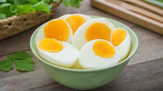 O jeito mais prático de cozinhar ovo não é na panela com água: em poucos minutos, a gema fica perfeita se você fizer desse jeito