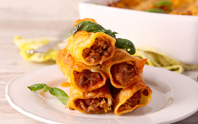 Canelone de massa de lasanha é a receita que você precisa para um jantar barato e que só suja uma travessa