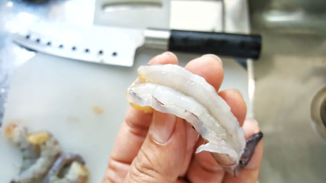 É possível usar um palito de dente ou fazer um corte no dorso para remover o intestino do camarão (Créditos: Shutterstock)