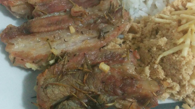 A carne de porco e a cachaça combinam muito bem nessa receita (Créditos: TudoGostoso/@Ueliton Santos)