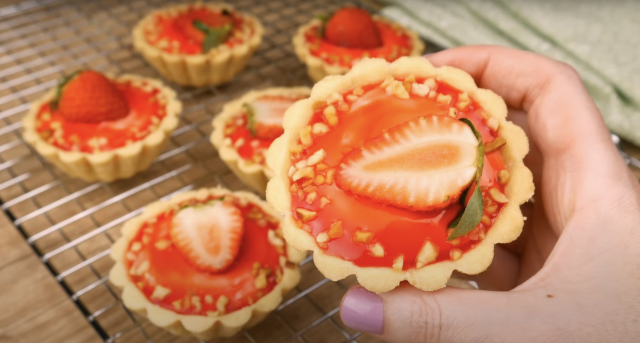 Aprendi com minha vizinha essa tortinha de morango melhor que de padaria e muito fácil de fazer!