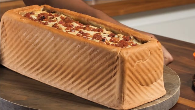 Melhor que muito lanche de lanchonete, esse pão vulcão de frango, queijo e bacon virou o mais pedido aqui em casa