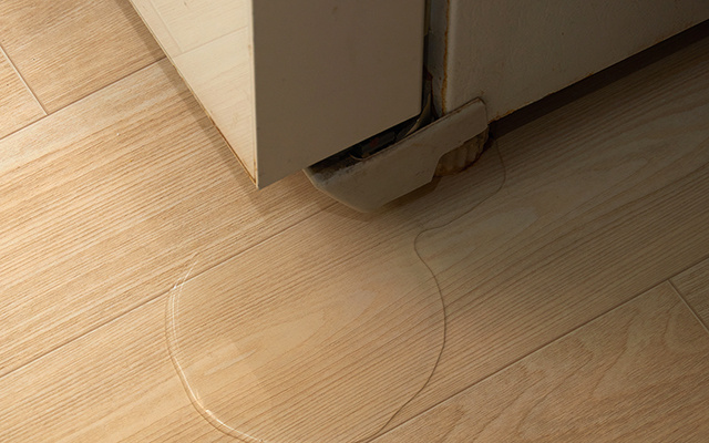 O que significa quando a geladeira pinga água dentro ou fora dela?