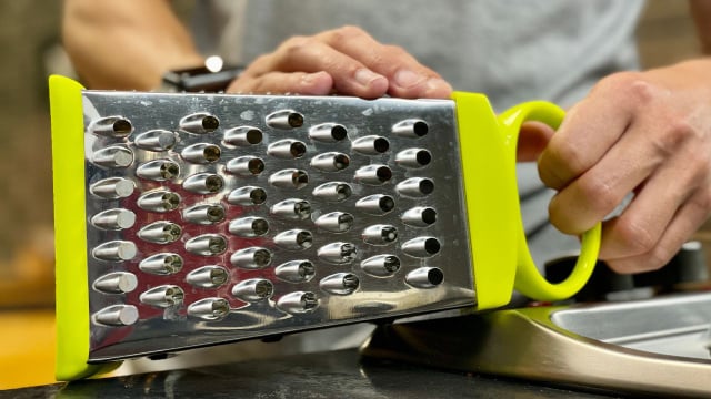 Se está difícil de ralar os alimentos como antes, pode ser hora de afiar o ralador (Créditos: Shutterstock)