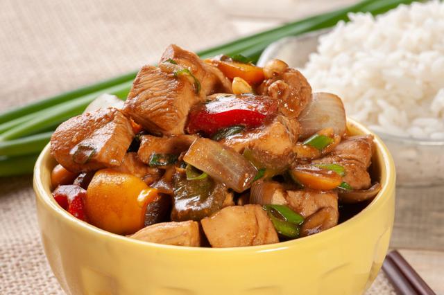 Frango xadrez fica maravilhoso com repolho! (Créditos: Shutterstock)