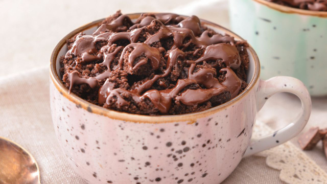 Nunca mais fiz bolo de chocolate de outro jeito depois que aprendi essa receita que fica pronta em só 3 minutos!