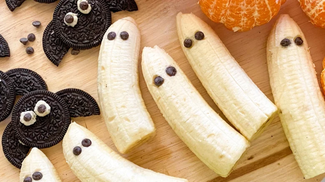 Fantasmas de banana é a ideia mais genial de tão fácil para sua festa de Halloween: até as crianças podem fazer