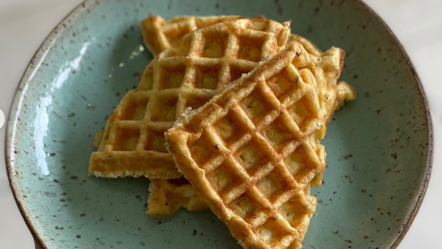 Waffle de ricota pra fazer no café da manhã: receita fácil sem farinha leva tapioca e pode ser feita na frigideira caso não tenha máquina de waffle