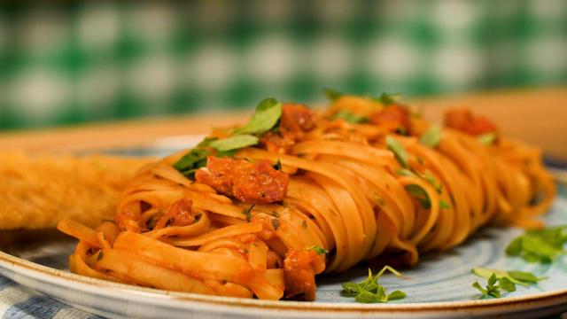 Macarronada ao molho de tomate, bacon e manjericão (Créditos: TudoGostoso)