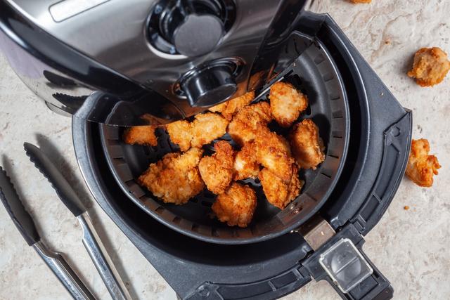 O truque caseiro para para evitar que a comida grude na airfryer