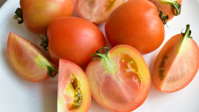 Por que aparecem veias brancas e duras nos tomates? O motivo mais comum vai surpreender muita gente