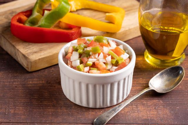 Siga esses passos para conservar o molho vinagrete sem azedar e não perder o sabor
