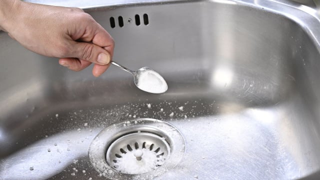 Cheiro ruim no ralo da pia da cozinha: 3 métodos para acabar com esse problema