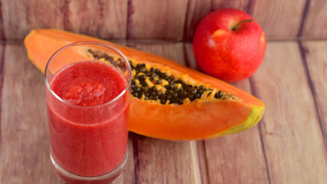 O mamão garante um toque adocicado para a vitamina e a maçã equilibra o sabor (Créditos: Shutterstock) 