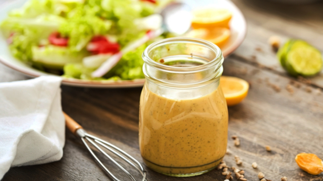 Adeus salada aguada! O truque dos chefs para deixar o molho cremoso e sem separar