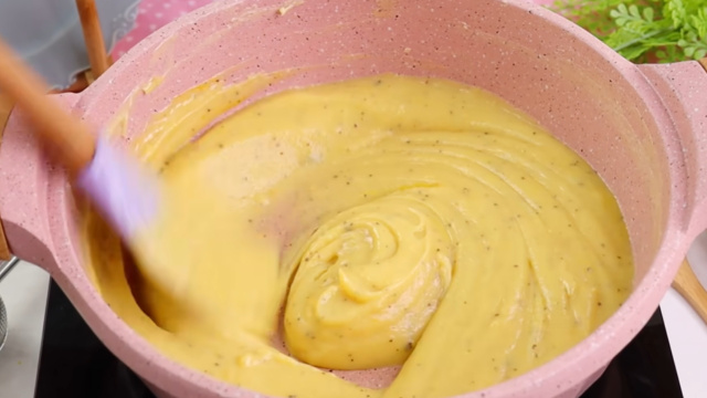 Depois de um tempo no fogo o recheio vai ficar bem cremoso e encorpado (Créditos: Reprodução / YouTube @AnelyseMartins)