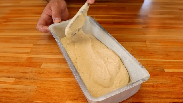 Certifique-se de espalhar a massa na forma e deixá-la descansar um pouco antes de levar ao forno (Créditos: Reprodução / YouTube @ReceitasdePai)