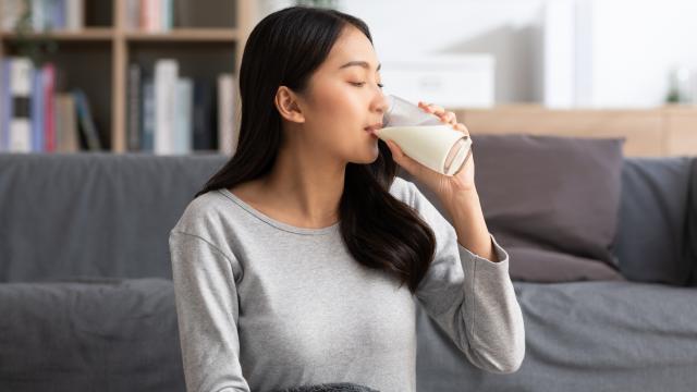 Estudo revela bebida que pode reduzir o risco de câncer de intestino: um copo por dia já oferece benefícios