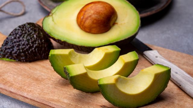 Existem várias maneiras práticas e deliciosas de consumir essa fruta no dia a dia (Créditos: Shutterstock)