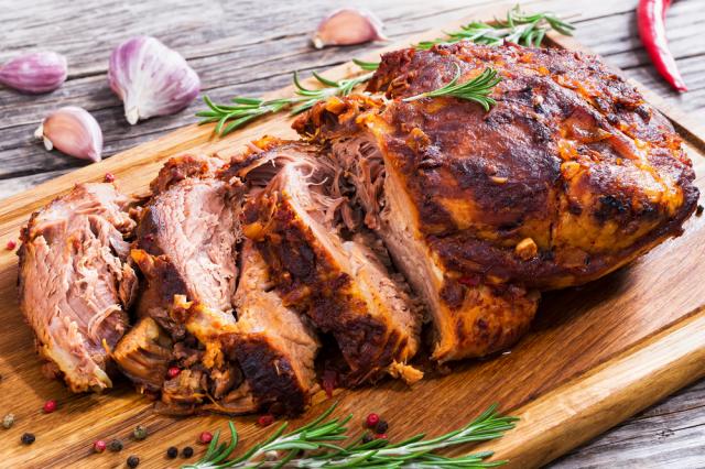 Truque com ingrediente caseiro deixa a carne de porco bem douradinha!