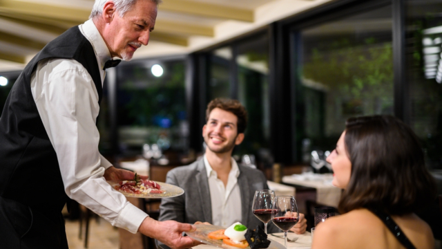 Nem parece, mas esse gesto na hora de sair de um restaurante diz muito sobre você, segundo a psicologia