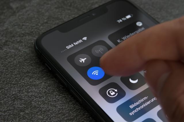 Pouca gente sabe, mas manter o Wi-Fi do celular desligado ao sair de casa é essencial: passos para melhorar a segurança do seu smartphone