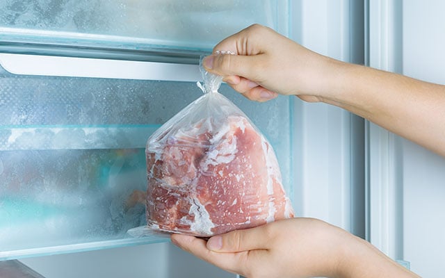 Pare de congelar carne no saco do supermercado! Esse hábito compromete a qualidade do alimento e a sua segurança