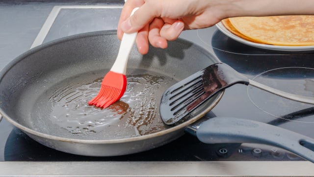 TudoGostoso explica por que os cozinheiros experientes usam vinagre na frigideira antes de fritar e como aplicar o truque