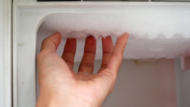 Geladeira formando gelo em excesso? TudoGostoso ensina ajuste simples para testar antes de chamar o técnico e que pode resolver o problema